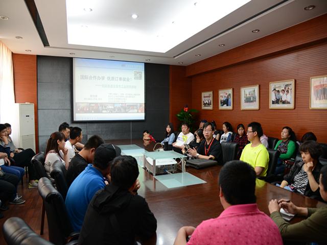 图3：听取学院情况介绍讲座.jpg