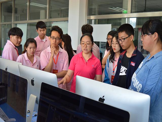 图4张伟老师为同学讲解.jpg